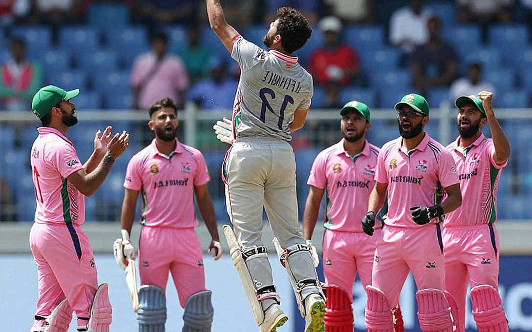 মিরপুরের অসমাপ্ত দিন: ১০৬ রানে এগিয়ে বাংলাদেশ, কিন্তু প্রশ্নটা এখনও ব্যাটিংয়েই